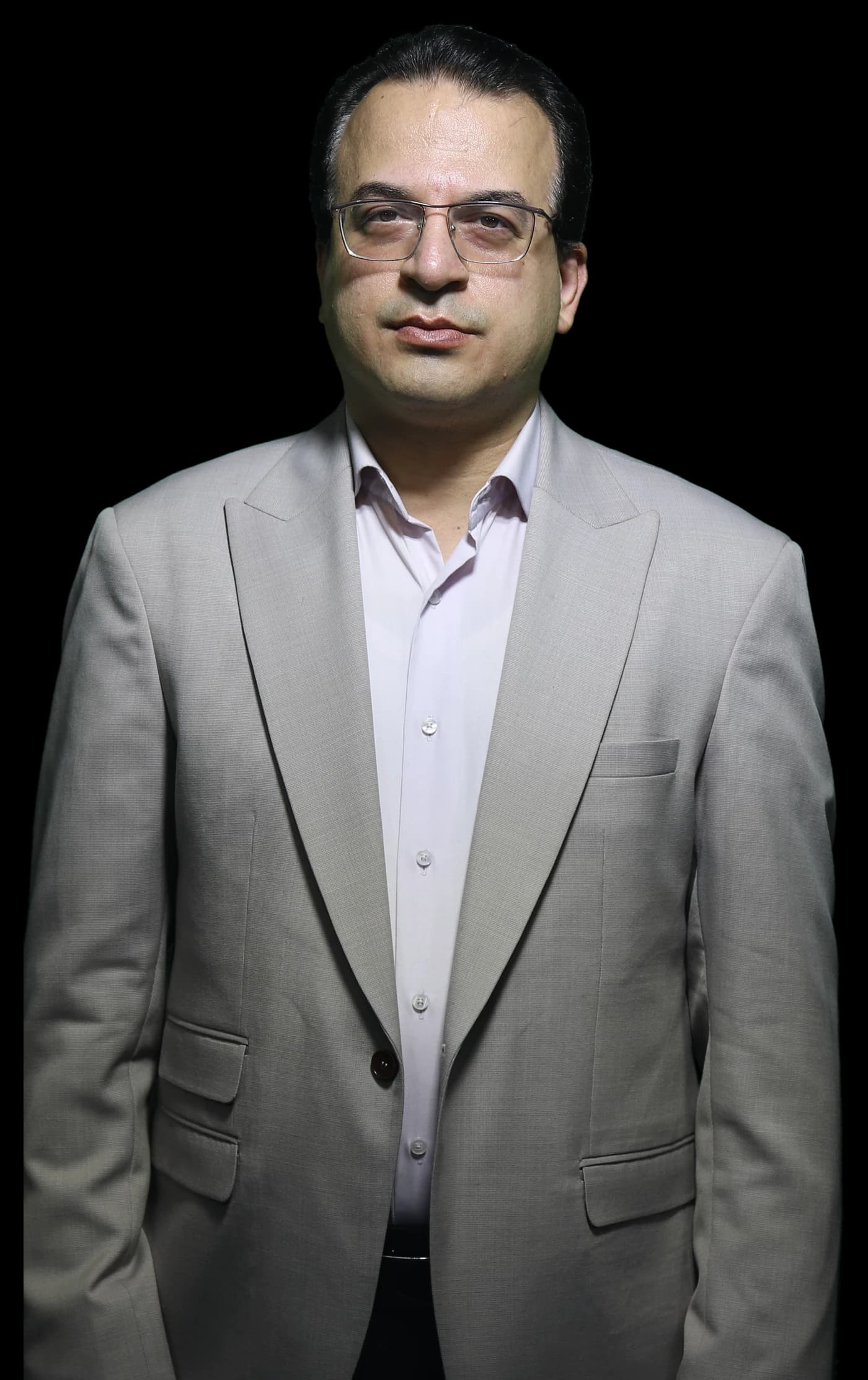 دکتر مجتبی هدایت یعقوبی با کتوشلوار طوسی روشن، رو به دوربین